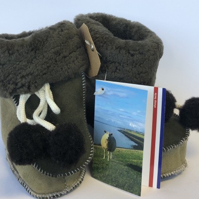 WoolWarmers 901 Wollen Babyslof met Pompon Suède leer Bruin/Groene natuurtint (OP=OP!) Foto van WoolWarmers 901 Wollen Babyslof met Pompon Suède leer Bruin/Groene natuurtint (OP=OP!)