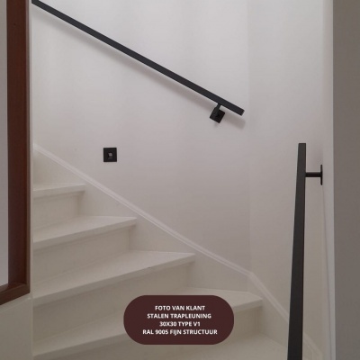 Stalen trapleuning – Vierkant 30x30 mm – Inclusief leuninghouders V1 – Basic line – Zwart RAL 9005 Stalen trapleuning – Vierkant 30x30 mm – Inclusief leuninghouders V1 – Basic line – Zwart RAL 9005