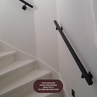 Stalen trapleuning – Vierkant 30x30 mm – Inclusief leuninghouders V1 – Basic line – Zwart RAL 9005 Stalen trapleuning – Vierkant 30x30 mm – Inclusief leuninghouders V1 – Basic line – Zwart RAL 9005