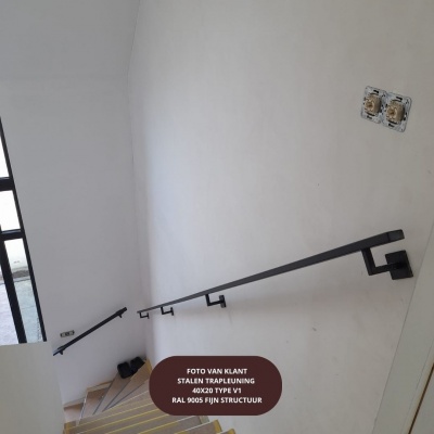 Stalen trapleuning – Rechthoek 40x20 mm – Inclusief leuninghouders V1 – Basic line – Zwart RAL 9005 Stalen trapleuning – Rechthoek 40x20 mm – Inclusief leuninghouders V1 – Basic line – Zwart RAL 9005